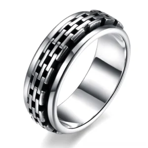 Vintage sterling silver gothic chain biker ring with rotating chain motif, S925 hallmark, three-quarter view close-up showing intricate link pattern and two-tone finish