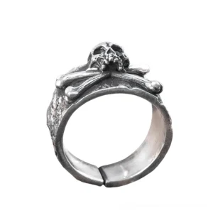 Top side view of adjustable gothic skull ring displaying intricate 3D crossbones and vintage silver tone finish